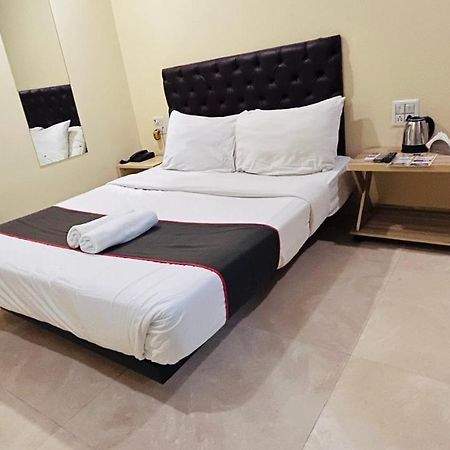 U Life Hotel 孟买 外观 照片