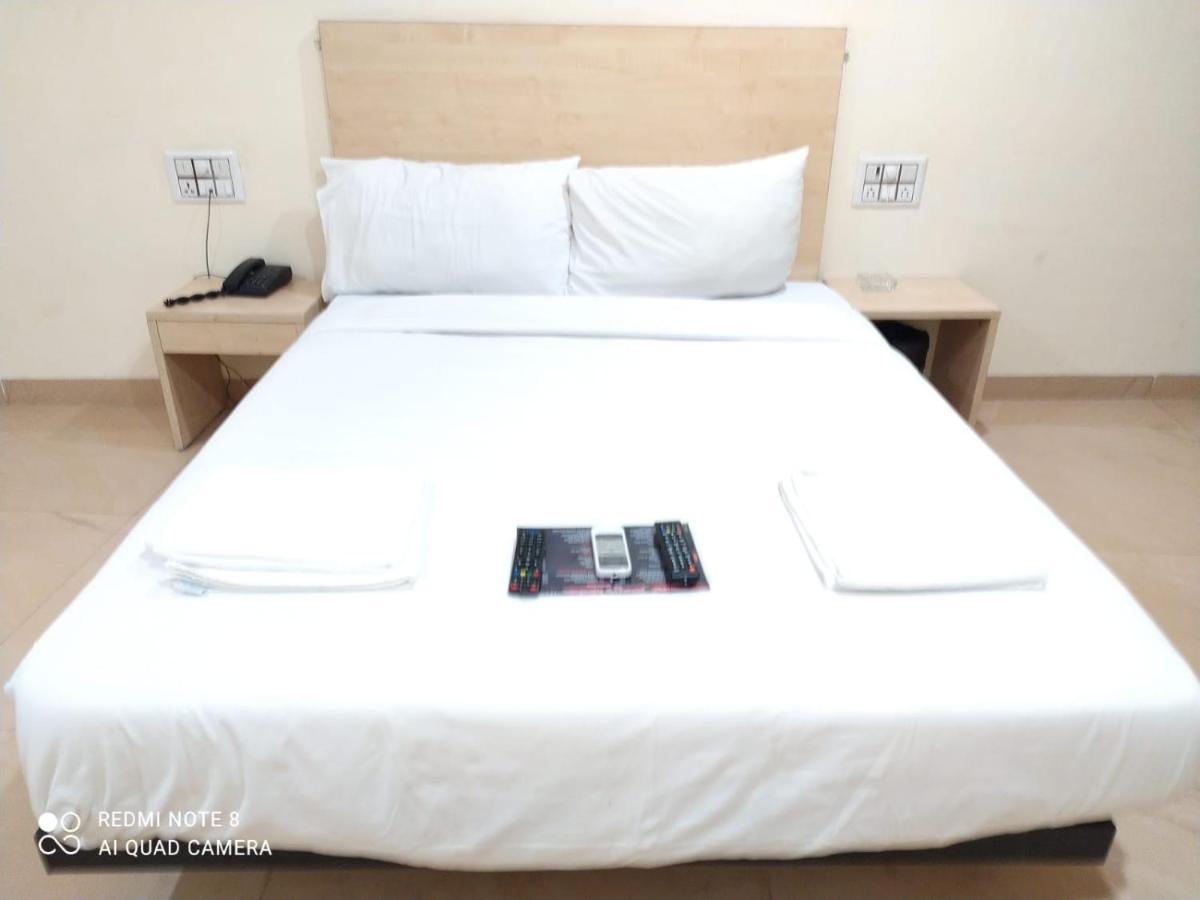 U Life Hotel 孟买 外观 照片