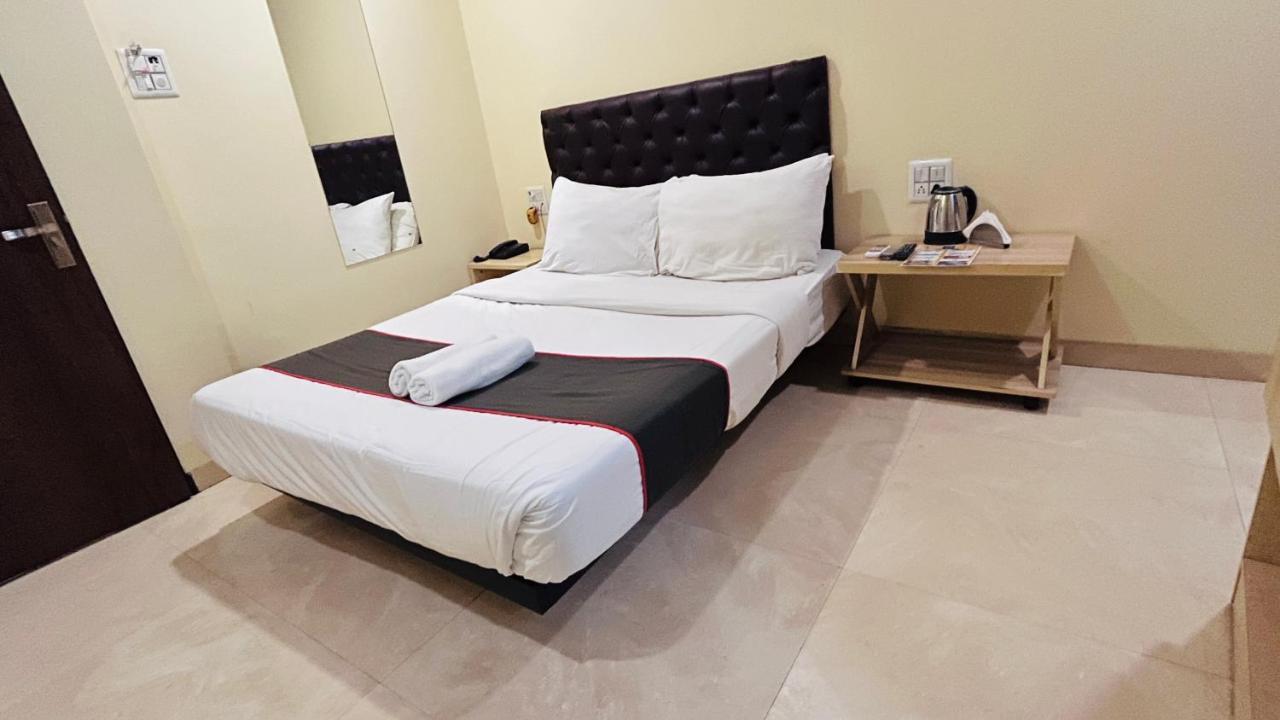 U Life Hotel 孟买 外观 照片